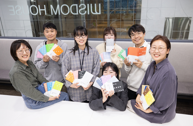 위즈덤하우스 스토리팀의 김해지(왼쪽부터 시계방향으로) 편집자, 김점준 제작팀장, 김다인 편집자, 곽선희 편집자, 박태근 본부장, 김소연 스토리팀장, 이정인 마케터.  위즈덤하우스 제공 ⓒ김흥구