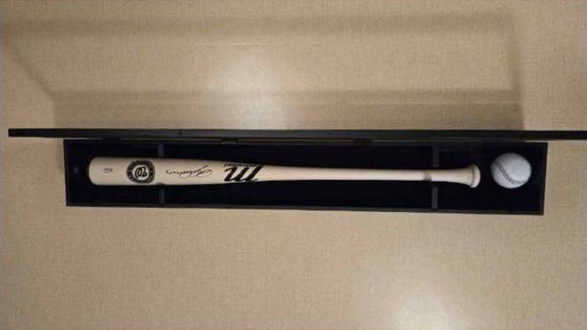 트럼프, 금관 받고 야구공 줬다…대통령실이 공개한 선물