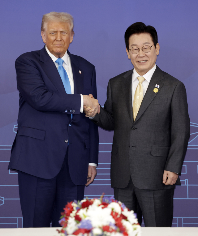 이재명 대통령과 도널드 트럼프 미국 대통령이 29일 경북 경주박물관에서 한미 정상회담 기념촬영을 하고 있다. 사진공동취재단/연합뉴스