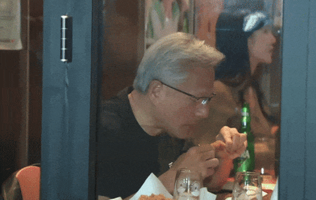 젠슨 황 엔비디아 최고경영자가 30일 서울 삼성동 한 치킨집에서 진행된 치맥 회동에서 치킨을 먹고 있는 모습. 온라인 커뮤니티 갈무리.