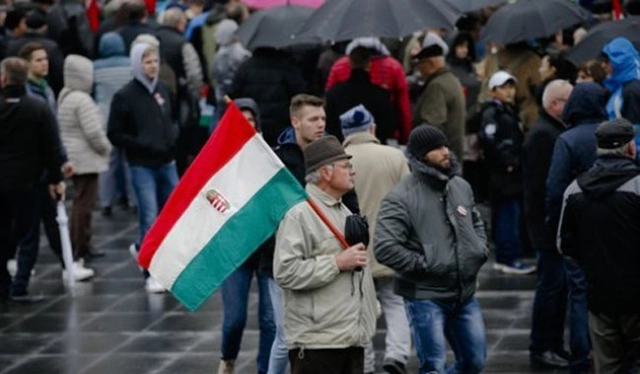 ‘헝가리 혁명’ 170주년을 맞은 지난 2018년 3월 15일 헝가리 국기를 든 한 시민이 부다페스트 국회의사당 앞에 서 있는 모습. 연합뉴스