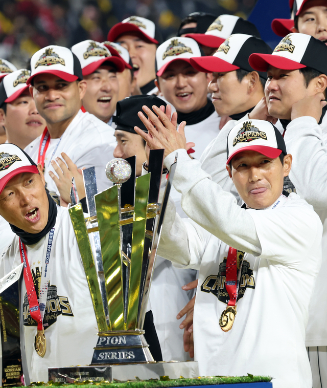 대표 이미지: 염경엽 감독 LG 통합우승 후 경기 중 실신 고백