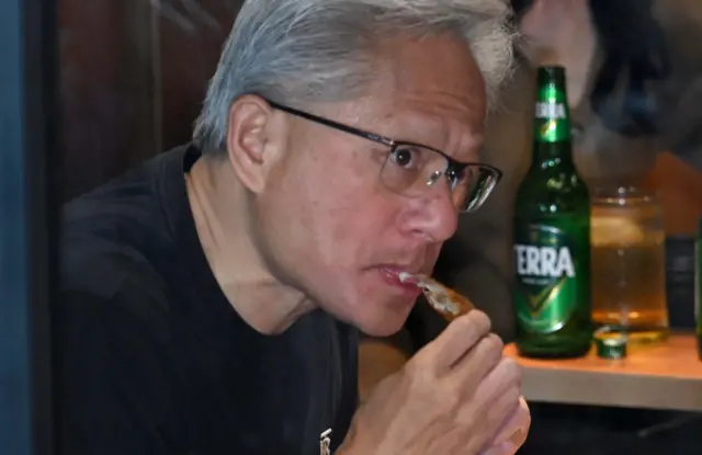 젠슨 황 엔비디아 최고경영자가 30일 서울 삼성동 한 치킨집에서 진행된 이재용 삼성전자 회장, 정의선 현대차그룹 회장과 치맥 회동을 하고 있다. 공동취재