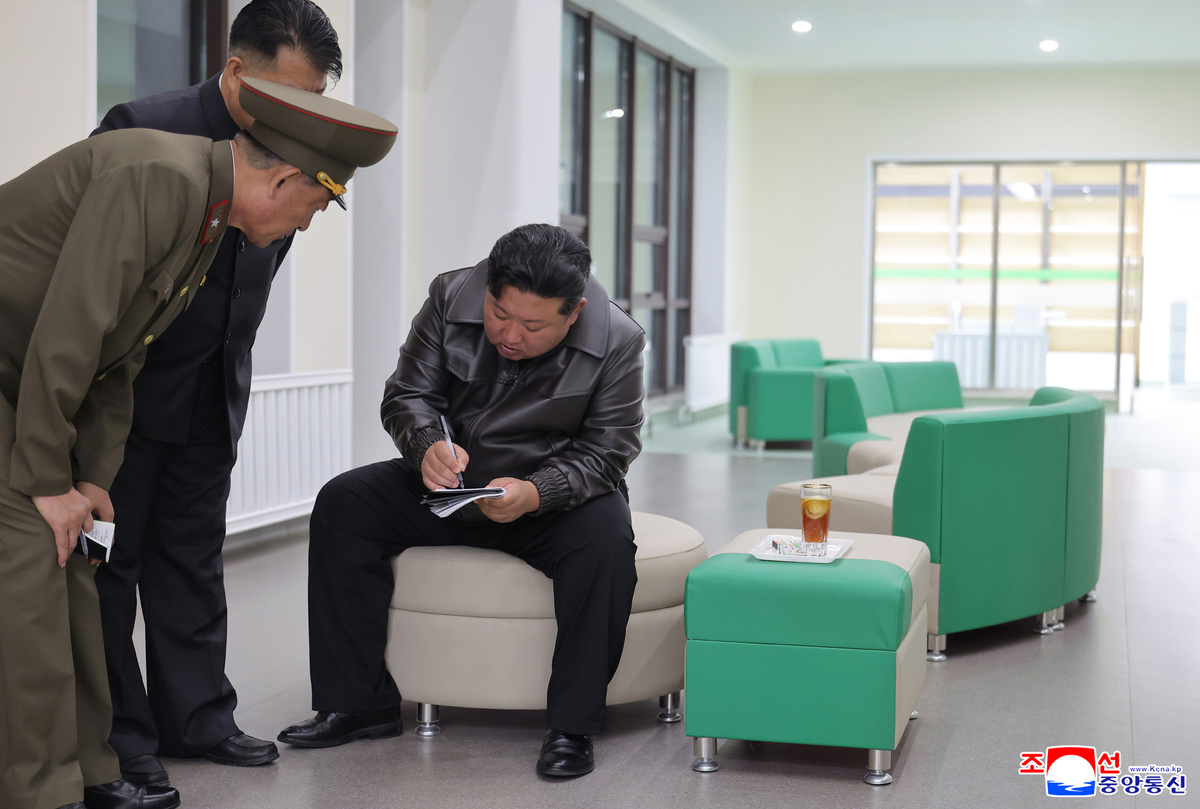 김정은, ‘트럼프 러브콜’ 튕기더니… 트럼프 한국 떠난 날 공개행보