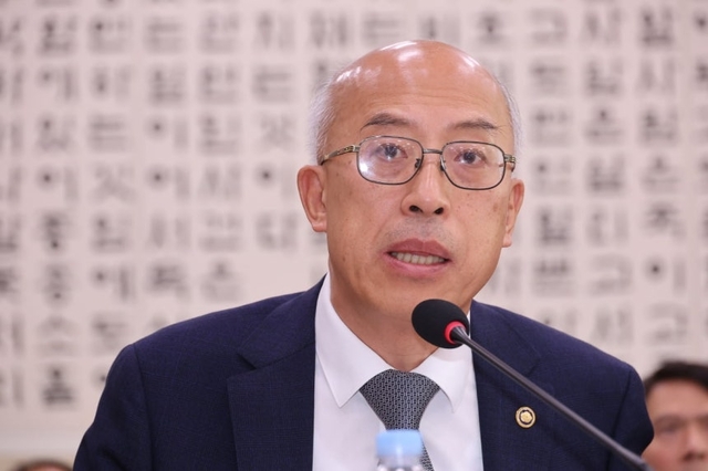 조원철 법제처장이 지난달 30일 서울 여의도 국회 법제사법위원회에서 열린 종합감사에서 답변하고 있다. 연합뉴스