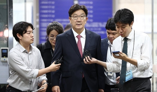 윤석열 정부와 통일교 간 ‘정교 유착’의 발단으로 지목된 국민의힘 권성동 의원이 9월 16일 서울 서초구 서울중앙지법에서 열린 구속 전 피의자 심문(영장실질심사)을 마친 뒤 대기 장소인 서울구치소로 향하고 있다. 연합뉴스