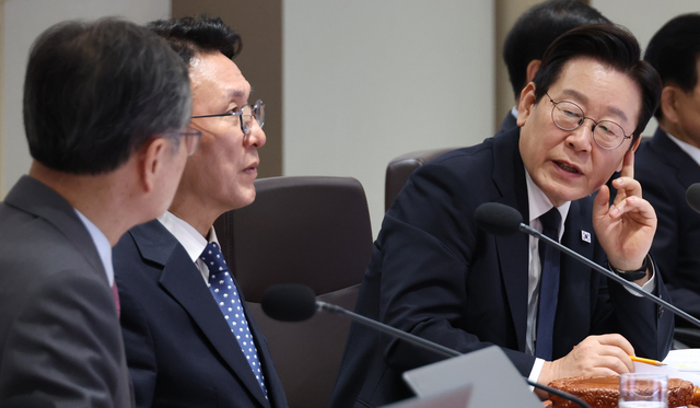 이재명 대통령이 4일 용산 대통령실에서 열린 국무회의에서 외교부 업무보고를 받은 뒤 조현 외교부 장관에게 질문하고 있다. 연합뉴스