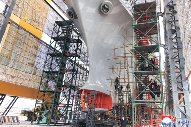 김정은 북한 국무위원장이 원자력잠수함 건조 실태를 시찰했다고 조선중앙통신이 지난 3월 8일 보도했다.
　 조선중앙통신 연합뉴스