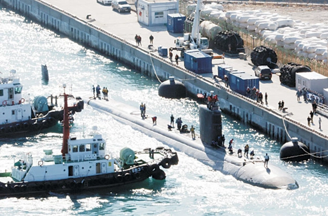 미국 해군의 로스앤젤레스급 원자력잠수함인 ‘알렉산드리아함’(SSN-757·6900t급)이 지난 2월 10일 오전 부산 남구 해군작전사령부 부산작전기지에 입항하고 있다. 국내에 처음 입항하는 이 잠수함은 길이 110m, 폭 10m, 승조원 140여 명이며, 잠수한 채 시속 45㎞ 이상의 속도로 항해할 수 있는 것으로 알려졌다.   뉴시스