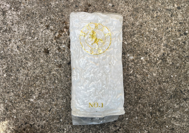 지난 1일 제주항 인근 해안에서 발견된 차(茶) 포장지에 싸인 마약류 의심 물체.  제주해양경찰 제공