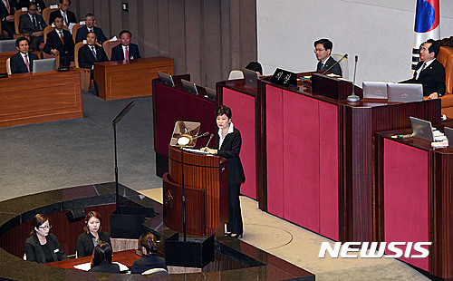 대통령 시정연설이 관례화된 박근혜 전 대통령 시절, 박 전 대통령이 2016년 10월 24일 국회 본회의장에서 예산안 관련 시정연설을 하고 있다. 이 자리에서 박 전 대통령은 개헌을 추진하겠다고 공식적으로 밝혔다.  뉴시스