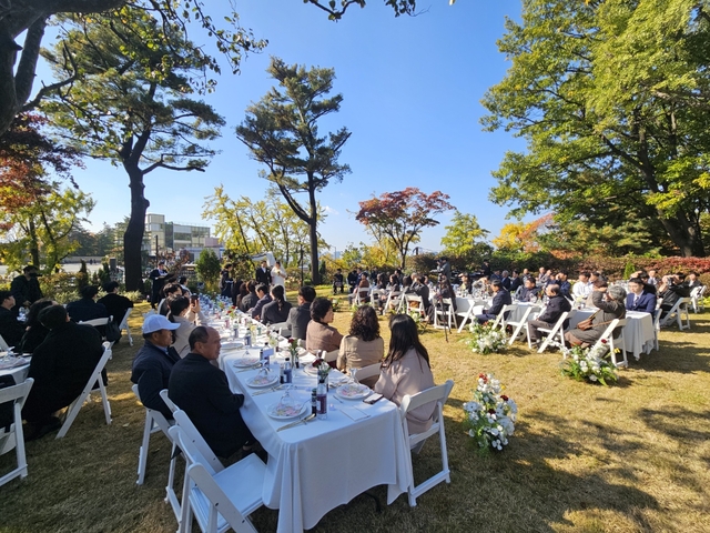 지난 1일 서울시가 마련한 공공예식장인 서울 용산구 이태원동 ‘남산한남웨딩가든’에서 결혼식이 열리고 있다.