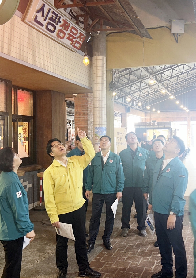 오병권(왼쪽 두번째) 행정안전부 자연재난실장이 3일 충청남도 예산군 예산상설시장을 방문해 예산상설시장 재해우려지역 점검을 하고 있다. 행안부 제공