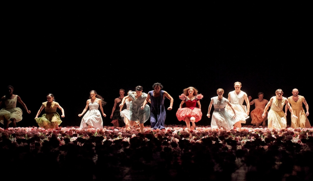피나 바우쉬의 ‘카네이션’ 공연의 한 장면. LG아트센터 서울 제공