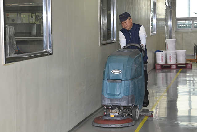 베이비붐 1세대인 정선모 씨가 지난달 31일 대전 대덕구 성경식품 공장에서 작업을 하고 있다.  백동현 기자