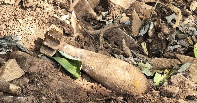 4일 충북 단양군 단양읍의 동서트레일길 숲길 조성 공사 현장에서 발견된 박격포탄. 단양소방서 제공