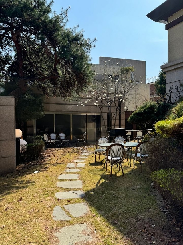 서울 마포구 동교동에 위치한 김대중 전 대통령 가옥은 사저동과 경호동이 신축돼 공적·사적·경호 기능이 공존하는 점이 특징이다. 사진은 경호동 및 마당의 모습.  국가유산청 제공