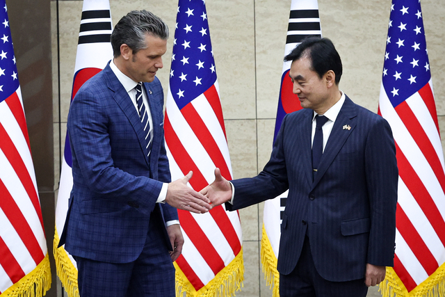 안규백 국방부 장관과 피트 헤그세스 미국 국방부 장관이 4일 서울 용산 국방부 청사에서 열린 제57차 한미안보협의회의(SCM) 확대회의에서 악수하고 있다. 공동취재단