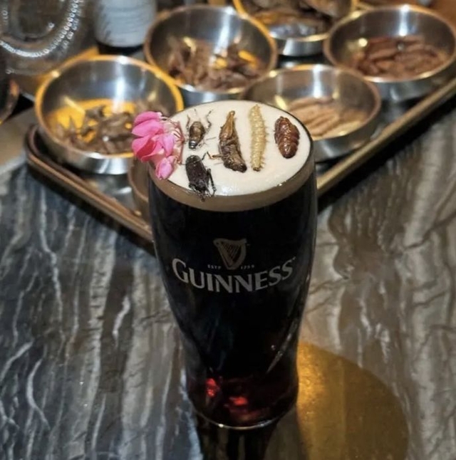 태국 방콕 곤충 바인 ‘택스’에서 판매하고 있는 식용 곤충을 토핑한 맥주. 마이니치신문 뉴시스