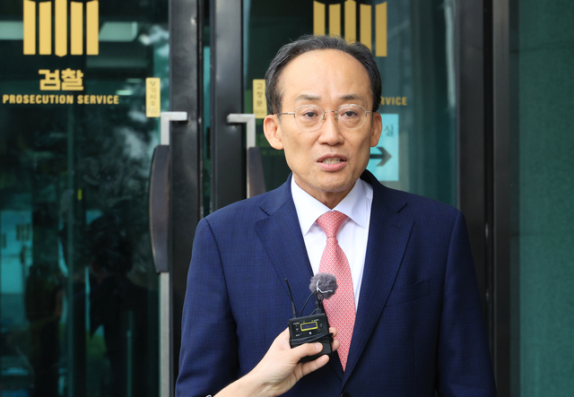 추경호 전 국민의힘 원내대표가 31일 서울 서초구 서울고검에 마련된 조은석 내란특별검사팀 사무실에서 조사를 마치고 나와 기자의 질문에 답하고 있다. 연합뉴스