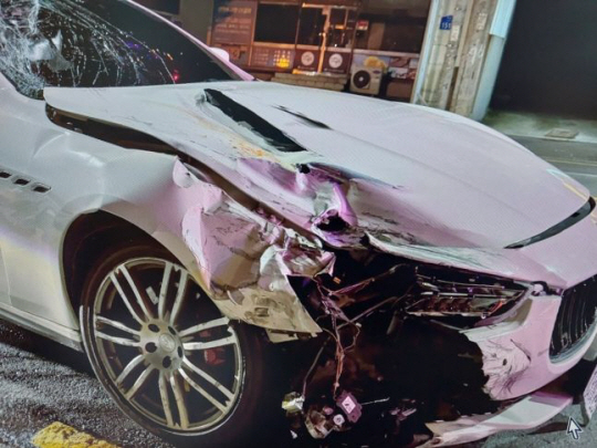 지난해 9월 24일 새벽 광주 서구 화정동의 한 도로에서 남녀가 탑승한 오토바이를 들이받아 사망 사고를 낸 마세라티 차량. 광주 서부경찰서 제공