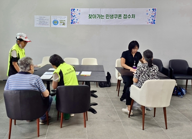 지난 8월 남양주시 다산1동 봉사자들이 ‘찾아가는 일일 접수창구’를 운영하고 있다. 남양주시 제공