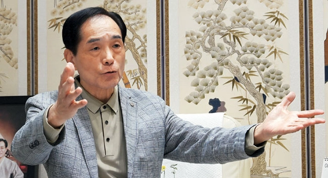 황경식 서울대 명예교수가 지난달 30일 인터뷰에서 한국사회에서도 공정 의식이 갈수록 커지고 있다면서 ‘정의로운 사회’를 위한 덕윤리 교육 필요성을 강조하고 있다. 곽성호 기자