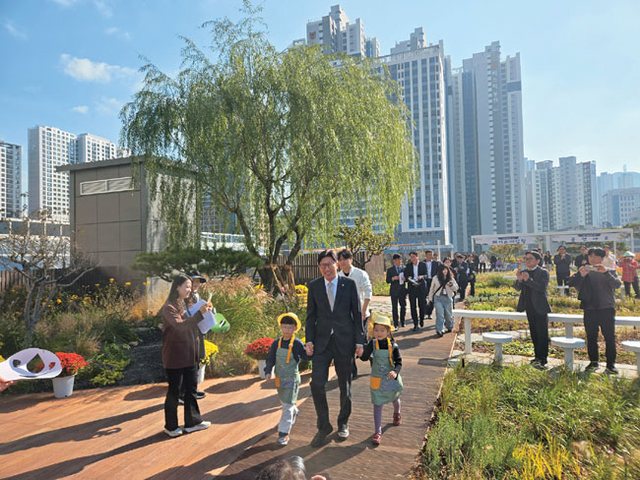 박형준 부산시장이 5일 시청사 4층 하늘정원 개방 행사장에 지역 아동들과 함께 등장하고 있다.