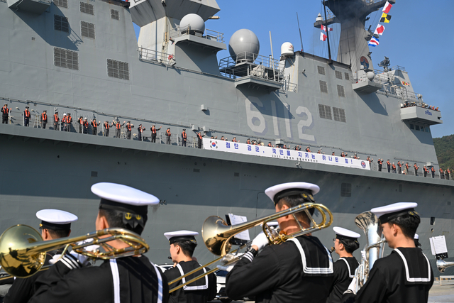 해군 대형수송함 마라도함(LPH)에 편승한 2025년 합동순항훈련전단 소속 해·육·공군·국군간호사관학교 2학년 사관생도들이 5일 오전 진해 군항을 출항하고 있다. 해군 제공