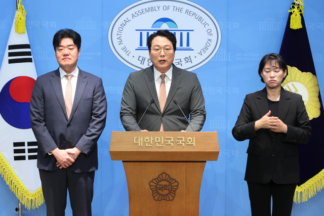 천하람 개혁신당 의원이 5일 서울 여의도 국회 소통관에서 10.15 부동산 대책의 위법성을 지적하는 기자회견을 하고 있다. 연합뉴스