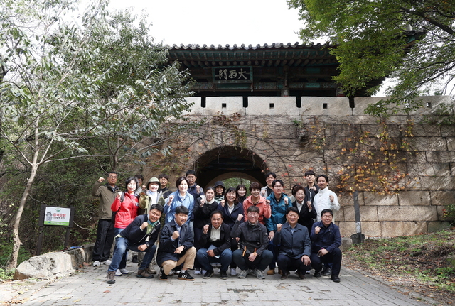 북한산성 대서문 앞에서 유네스코 세계유산 등재 현장 설명회 참여자들이 기념촬영하고 있다. 고양시 제공
