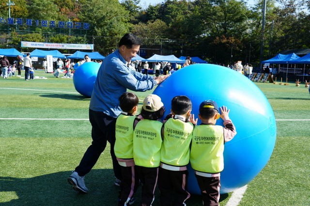 이승로(왼쪽) 성북구청장이 ‘2025년 성북구 어린이집 새싹들의 잔치’에 참여해 아이들과 함께 놀이를 하고 있다. 성북구청 제공