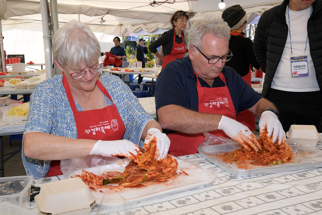 광주김치축제를 방문한 외국인들이 김치담그기 체험을 하고 있다. 광주시청 제공