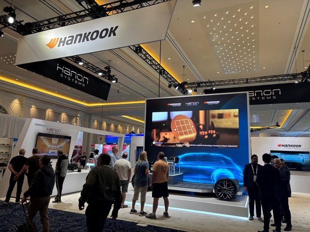 4일 미국 라스베이거스에서 개막한 글로벌 최대 자동차부품 전시회 ‘AAPEX 2025’에서 한국앤컴퍼니그룹이 부스에 전시한 메인 목업 차량을 방문객들이 관람하고 있다. 한국앤컴퍼니그룹 제공