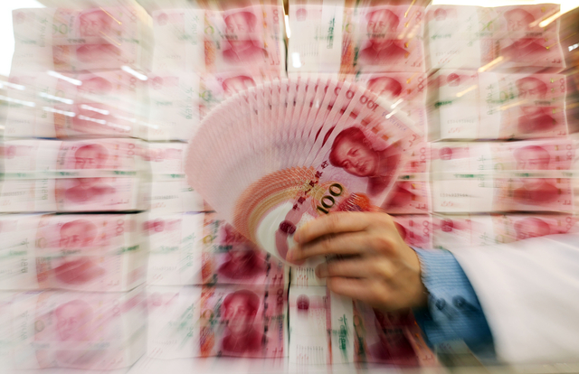 중국과 러시아 간 ‘위안화 직거래’가 증가할 것이라는 관측이 늘면서 루블화의 폭락 와중에도 위안화는 초강세 흐름을 이어가고 있는 3일 서울 하나은행 본점 위변조대응센터에서 직원이 위안화를 보여주고 있다. 연합뉴스