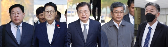 ‘서해 공무원 피격 사건’ 은폐 시도 혐의 등으로 재판에 넘겨진 노은채(사진 왼쪽부터) 전 국정원 비서실장, 박지원 전 국정원장, 서훈 전 국가안보실장, 서욱 전 국방부 장관, 김홍희 전 해양경찰청장이 5일 서울 서초구 서울중앙지방법원에서 열린 1심 결심공판에 출석하고 있다. 뉴시스