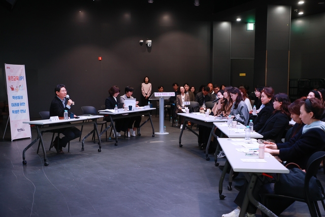 이상일(왼쪽 첫번째) 경기 용인시장이 지난 4일 미디어센터에서 수지·동백·구성 중학교 학부모 대표들과 간담회를 진행하고 있다. 용인시청 제공