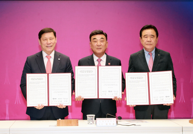 김두겸(가운데) 울산시장과 허구연(왼쪽) 한국야구위원회(KBO) 총재가 5일 울산시청에서 ‘KBO 퓨처스리그 울산프로야구단 창단을 위한 업무협약’을 체결한 뒤 기념 사진을 찍고 있다. 울산시청 제공