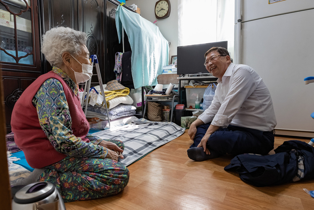 김경호(오른쪽) 광진구청장이 지역 어르신과 대화하고 있다. 광진구청 제공