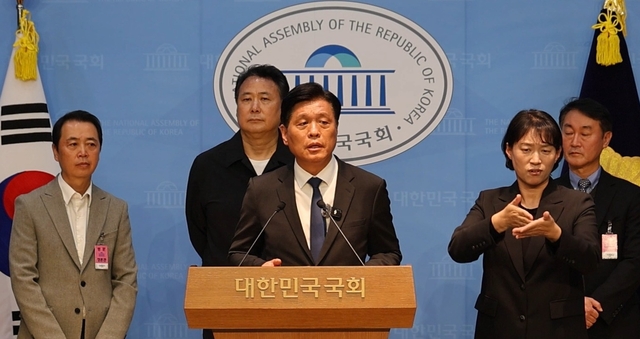 조승래(가운데) 더불어민주당 의원이 5일 국회 소통관에서 ‘게임, 음악분야 제작비 세액 공제 도입 촉구를 위한 기자회견’을 열고 있다. 조 의원실 제공