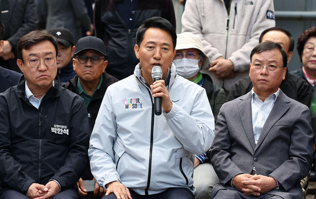 오세훈(가운데) 서울시장이 지난달 24일 오전 서울 노원구 상계5 재정비촉진구역에서 열린 부동산 대책 현장 회의에서 발언하고 있다. 뉴시스