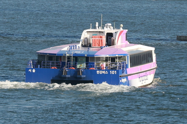 2일 한강버스가 서울 영등포구 여의도선착장 인근에서 잠실 방면으로 운항하고 있다. 뉴시스