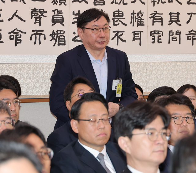 이화영 전 경기도 평화부지사가 23일 국회 법제사법위원회에서 열린 2025년 국정감사에 출석해 인사를 하고 있다.