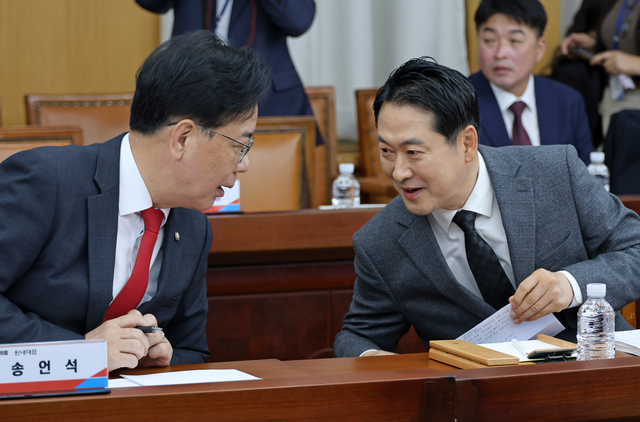 장동혁·송언석 ‘대화’