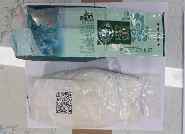 지난 24일 오전 제주시 애월읍 해안가에서 중국산 차(茶) 포장지에 싸인 채 발견된 케타민.  제주해경 제공