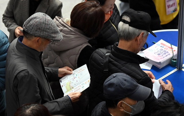 재취업을 원하는 은퇴자들이 서울 도봉구청 일자리박람회 행사장에서 구인 기업 목록을 살펴보고 있다. 박윤슬 기자