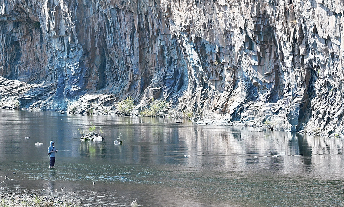 청송의 지질명소 중의 한 곳인 병암 단애. 병풍 형상의 화강암 벼랑이 펼쳐진 곳이다.