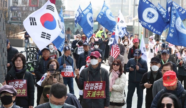 자유와 정의를 실천하는 교수모임이 지난 3월 21일 오전 서울 중구 주한중국대사관 인근에서 ‘중국 내정간섭 반대’ 촉구 집회를 하고 있다. 뉴시스