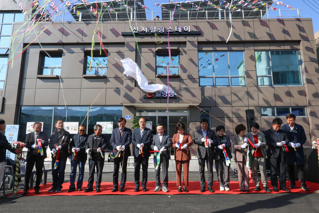 연천군이 신서 힐링스테이(목욕탕·게스트하우스) 리모델링 공사를 마무리하고, 지난 5일 개소식을 개최하고 있다. 연천군 제공