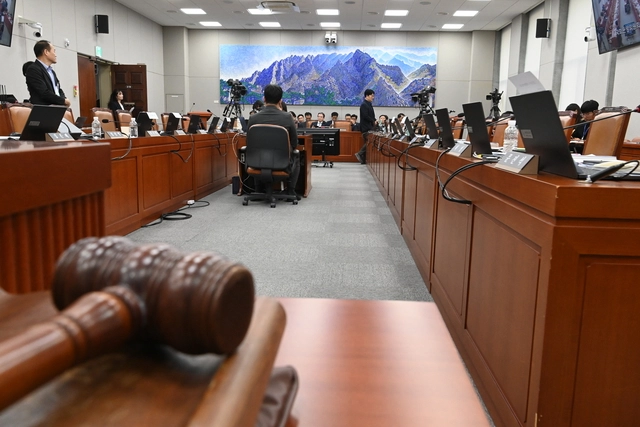 ‘몸싸움’ 이후… 텅 빈 국감장